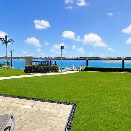 Apartamento Relaxing Escape: Pool, Tennis Court, Garden Terrace & Water Views Maroochydore Exterior foto