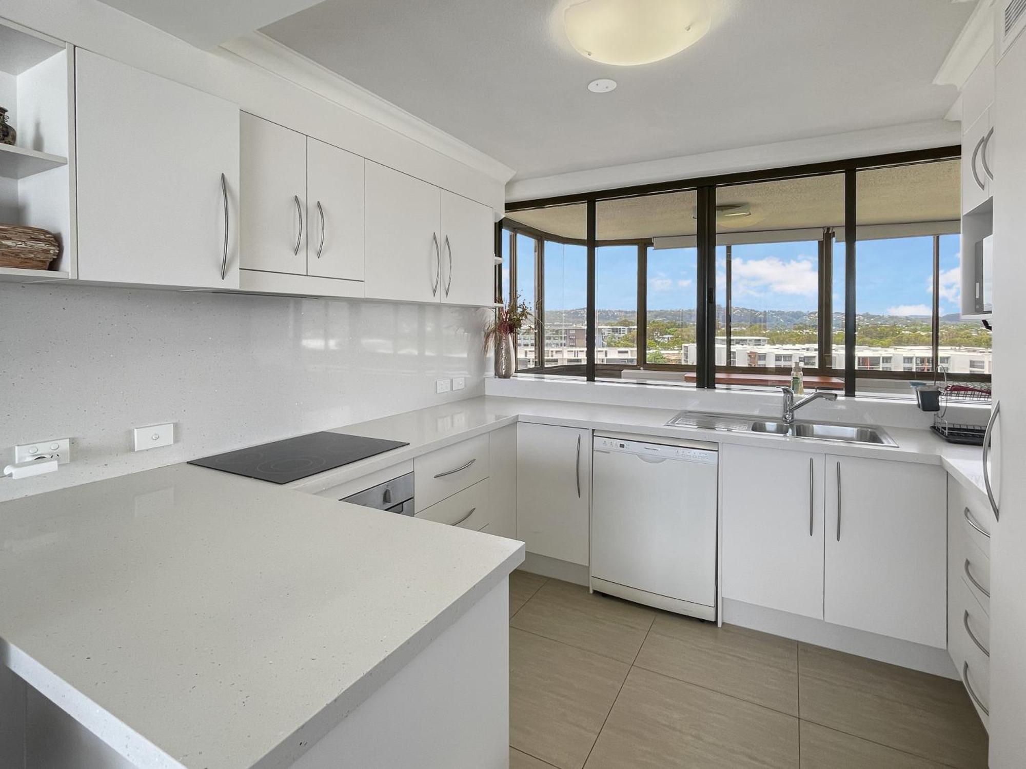 Apartamento Relaxing Escape: Pool, Tennis Court, Garden Terrace & Water Views Maroochydore Exterior foto